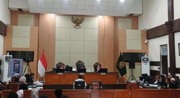 Sidang Dokter Tifa, Kuasa Hukum Desak JPU Tunjukkan Ijazah Jokowi Sidang Dokter Tifa, Kuasa Hukum Desak JPU Tunjukkan Ijazah Jokowi
