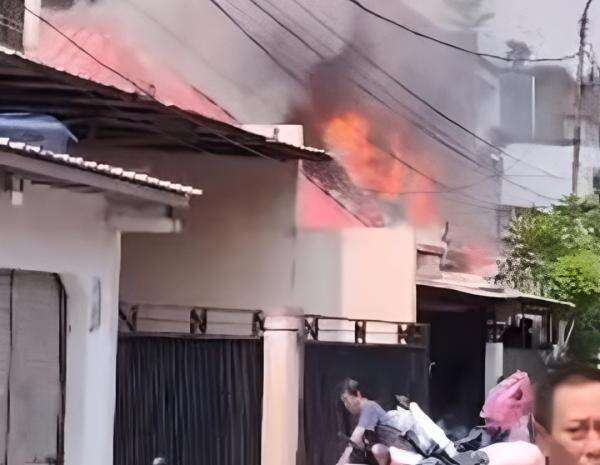 Rumah di Pulogadung Jaktim Kebakaran, 2 Lansia Tewas Mengenaskan Rumah di Pulogadung Jaktim Kebakaran, 2 Lansia Tewas Mengenaskan