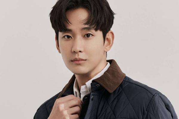 Geger! Kim Soo Hyun Akhirnya Muncul di Korsel usai Kontroversi Child Grooming Geger! Kim Soo Hyun Akhirnya Muncul di Korsel usai Kontroversi Child Grooming