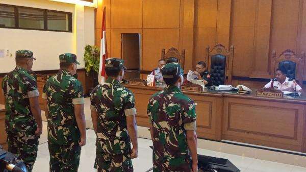 Hakim Banding Ringankan Vonis, 2 TNI Penyiram Air Keras Andrie Yunus Batal Dipecat Hakim Banding Ringankan Vonis, 2 TNI Penyiram Air Keras Andrie Yunus Batal Dipecat