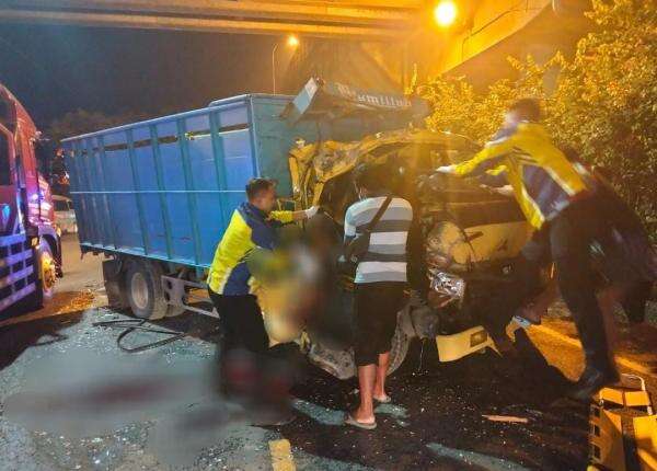 Truk Tabrak Kendaraan Parkir di Gayam Bojonegoro, Warga Tuban Meninggal di Tempat Truk Tabrak Kendaraan Parkir di Gayam Bojonegoro, Warga Tuban Meninggal di Tempat