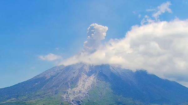 Gunung Semeru Erupsi Lagi, Kolom Asap 1.000 Meter dan 53 Kali Letusan Gunung Semeru Erupsi Lagi, Kolom Asap 1.000 Meter dan 53 Kali Letusan