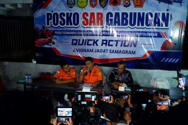 Temukan Jaket Pelampung, Tim SAR Belum Bisa Pastikan Milik Jurnalis dan Kru Kapal Hilang Kontak di Selat Sunda Temukan Jaket Pelampung, Tim SAR Belum Bisa Pastikan Milik Jurnalis dan Kru Kapal Hilang Kontak di Selat Sunda