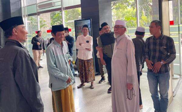 Kawal Sidang Kasus Kuota Haji, Kiai Karismatik Turun Gunung Dampingi Gus Yaqut Kawal Sidang Kasus Kuota Haji, Kiai Karismatik Turun Gunung Dampingi Gus Yaqut