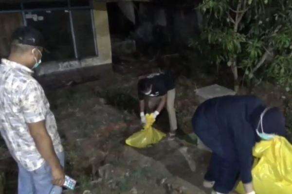 Sumedang Geger, Jasad Bayi Ditemukan Diseret Anjing ke Rumah Kosong Sumedang Geger, Jasad Bayi Ditemukan Diseret Anjing ke Rumah Kosong