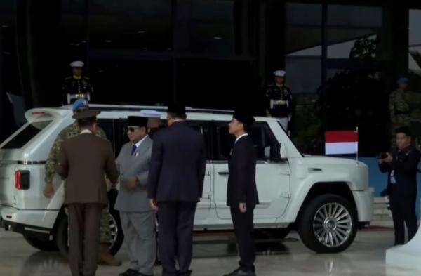Momen Prabowo Naik Maung Pimpin HUT ke-81 TNI di Cilangkap Momen Prabowo Naik Maung Pimpin HUT ke-81 TNI di Cilangkap