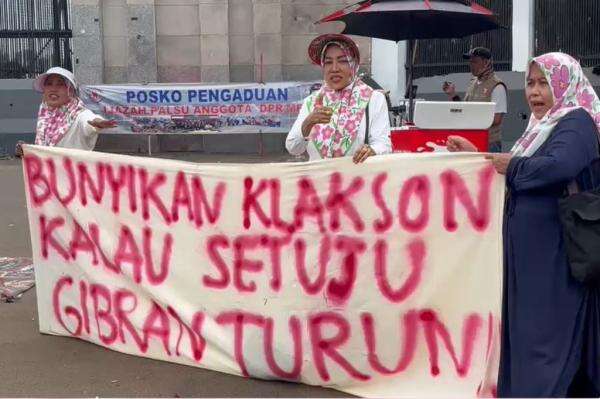 Aksi Emak-Emak di DPR Ajak Pengendara Bunyikan Klakson, Simbol Dukungan Gibran Mundur Aksi Emak-Emak di DPR Ajak Pengendara Bunyikan Klakson, Simbol Dukungan Gibran Mundur
