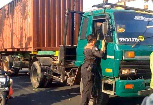 Sopir Mabuk, Truk Trailer Tabar 2 Lapak PKL dan Motor di Jombang Sopir Mabuk, Truk Trailer Tabar 2 Lapak PKL dan Motor di Jombang