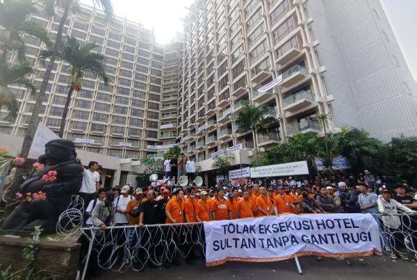 Eksekusi Hotel Sultan Hari Ini, Massa Gelar Aksi Penolakan Eksekusi Hotel Sultan Hari Ini, Massa Gelar Aksi Penolakan