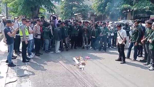 Demo di Semarang, Mahasiswa Blokade Jalan dan Ajak Pengendara Bunyikan Klakson Demo di Semarang, Mahasiswa Blokade Jalan dan Ajak Pengendara Bunyikan Klakson
