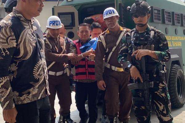 Penampakan Eks Jampidsus Febrie Tiba di Kejagung, Diborgol dan Pakai Rompi Tahanan Penampakan Eks Jampidsus Febrie Tiba di Kejagung, Diborgol dan Pakai Rompi Tahanan
