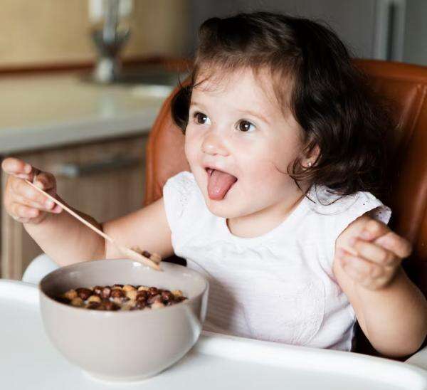 5 Tahap Stimulasi Motorik Halus Bayi saat Belajar Makan, Jangan Buru-Buru Pakai Sendok! 5 Tahap Stimulasi Motorik Halus Bayi saat Belajar Makan, Jangan Buru-Buru Pakai Sendok!