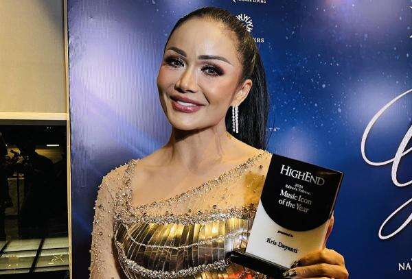 Kris Dayanti Raih Penghargaan Music Icon of the Year dari HighEnd Gala Midnight Reverie Kris Dayanti Raih Penghargaan Music Icon of the Year dari HighEnd Gala Midnight Reverie