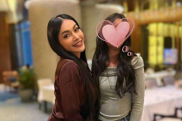 Denada Bangga, Aisha Raih Medali Emas Lomba Menulis Esai di Singapura Denada Bangga, Aisha Raih Medali Emas Lomba Menulis Esai di Singapura