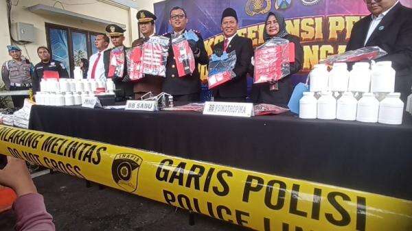 Hampir 100 Tersangka Narkoba Ditangkap di Tulungagung, 8 Perempuan Hampir 100 Tersangka Narkoba Ditangkap di Tulungagung, 8 Perempuan