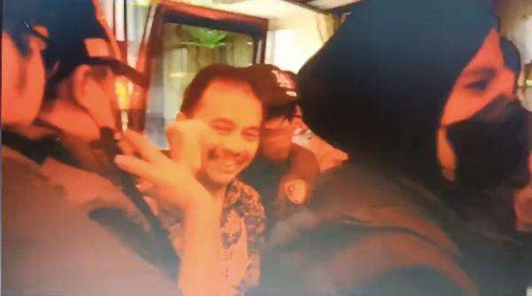 Tiba di Polda Metro Jaya Jelang Pelimpahan ke Kejaksaan, Roy Suryo Kepalkan Tangan dan Tersenyum Tiba di Polda Metro Jaya Jelang Pelimpahan ke Kejaksaan, Roy Suryo Kepalkan Tangan dan Tersenyum