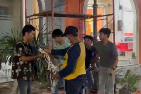 Waspada Abu Vulkanik Anak Krakatau, Ojol dan Pedagang di PIK Dapat Masker Gratis Waspada Abu Vulkanik Anak Krakatau, Ojol dan Pedagang di PIK Dapat Masker Gratis