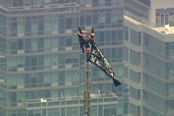 Demi Cinta Bertaruh Nyawa, Pasangan Ini Lamaran di Puncak Gedung Empire State 443 Meter Demi Cinta Bertaruh Nyawa, Pasangan Ini Lamaran di Puncak Gedung Empire State 443 Meter
