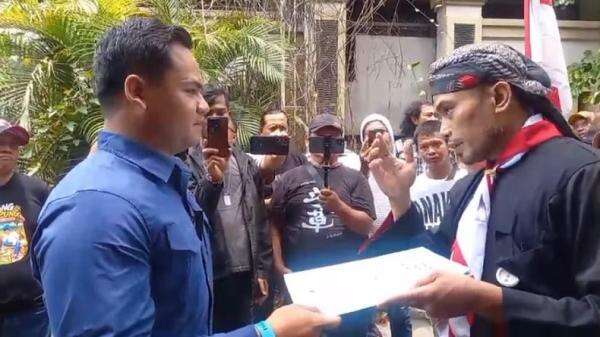 Massa Desak Gibran Mundur Datangi Rumah Jokowi di Solo, Titip 2 Surat Lewat Paspampres Massa Desak Gibran Mundur Datangi Rumah Jokowi di Solo, Titip 2 Surat Lewat Paspampres
