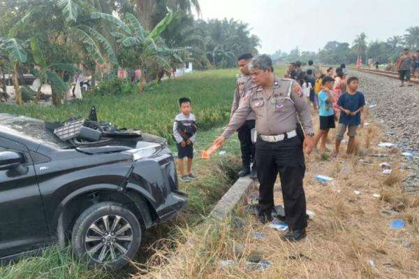 Kecelakaan Mobil Ditabrak Kereta Api di Sergai, 1 Orang Tewas 2 Luka-Luka Kecelakaan Mobil Ditabrak Kereta Api di Sergai, 1 Orang Tewas 2 Luka-Luka