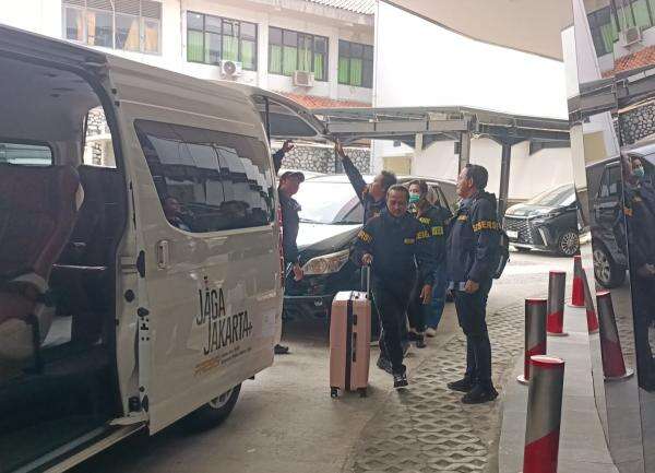 Penyidik Kortas Tipikor Datangi Kejagung Bawa Koper Bertuliskan "BAP dan Mindik" Penyidik Kortas Tipikor Datangi Kejagung Bawa Koper Bertuliskan "BAP dan Mindik"
