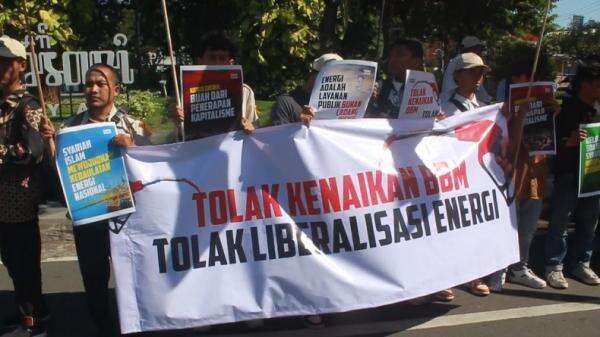 Mahasiswa dan Pemuda Demo di Surabaya, Tolak Kenaikan Harga BBM dan Liberalisasi Energi Mahasiswa dan Pemuda Demo di Surabaya, Tolak Kenaikan Harga BBM dan Liberalisasi Energi