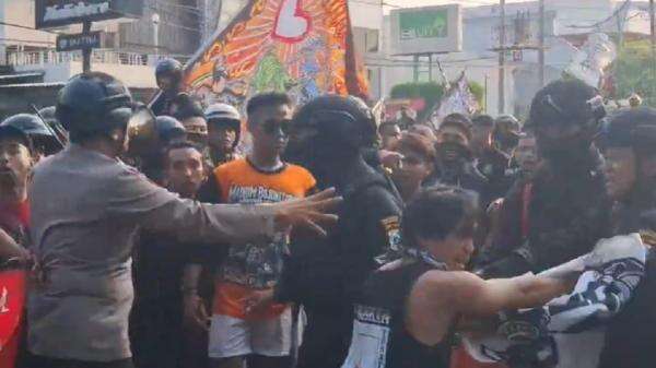 Demo PSHT di Markas Debt Collector Surabaya Ricuh, Massa Lempar Batu ke Petugas Demo PSHT di Markas Debt Collector Surabaya Ricuh, Massa Lempar Batu ke Petugas