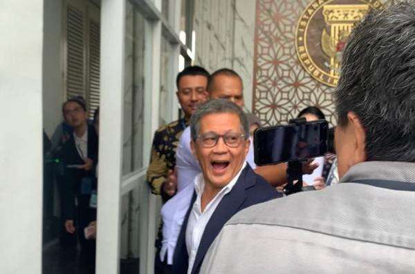 Rocky Gerung Merapat ke Istana Jelang Pelantikan Wantimpres Rocky Gerung Merapat ke Istana Jelang Pelantikan Wantimpres