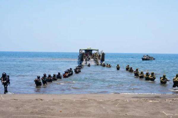 Momen Prajurit TNI AL dan Tentara Australia Mendarat di Situbondo, Rebut Sasaran di Pantai Momen Prajurit TNI AL dan Tentara Australia Mendarat di Situbondo, Rebut Sasaran di Pantai