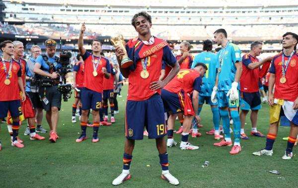 Lamine Yamal Satu-satunya Remaja yang Menangkan Trofi Piala Dunia dan Piala Eropa! Lamine Yamal Satu-satunya Remaja yang Menangkan Trofi Piala Dunia dan Piala Eropa!