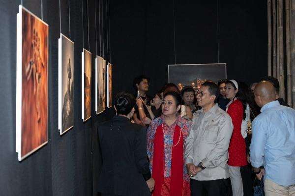 Tinjau Pameran Fotografi 80 Tahun Keberagaman,Menbud Apresiasi Refleksi Visual Perjalanan Bangsa Tinjau Pameran Fotografi 80 Tahun Keberagaman,Menbud Apresiasi Refleksi Visual Perjalanan Bangsa