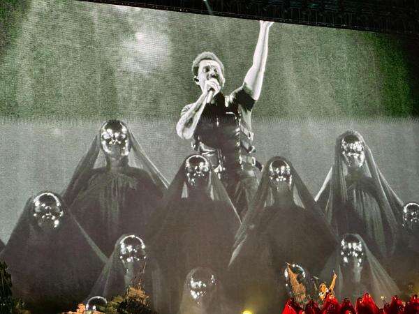 Konser The Weeknd di Jakarta: Patung Emas 12 Meter hingga Abel Turun Panggung! Konser The Weeknd di Jakarta: Patung Emas 12 Meter hingga Abel Turun Panggung!