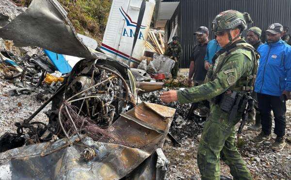 Jenderal Tempur Kopassus Pimpin Evakuasi Puing Pesawat AMA yang Dibakar KKB Jenderal Tempur Kopassus Pimpin Evakuasi Puing Pesawat AMA yang Dibakar KKB