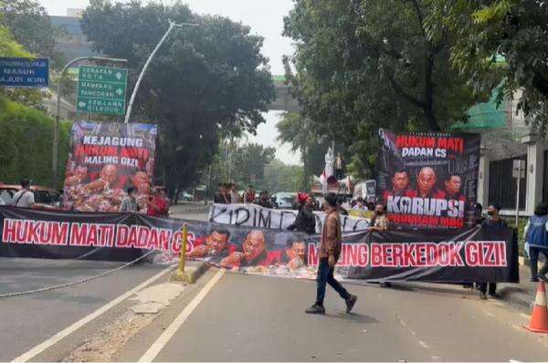 Massa Datangi Kejagung, Tuntut Dadan Hindayana cs Dihukum Mati buntut Dugaan Korupsi MBG Massa Datangi Kejagung, Tuntut Dadan Hindayana cs Dihukum Mati buntut Dugaan Korupsi MBG