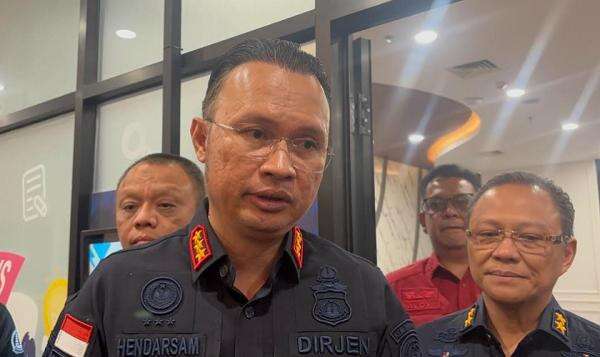 Imigrasi Naikkan Tarif Visa on Arrival, Online Bayar Rp750 Ribu dan di Bandara Rp1 Juta Imigrasi Naikkan Tarif Visa on Arrival, Online Bayar Rp750 Ribu dan di Bandara Rp1 Juta