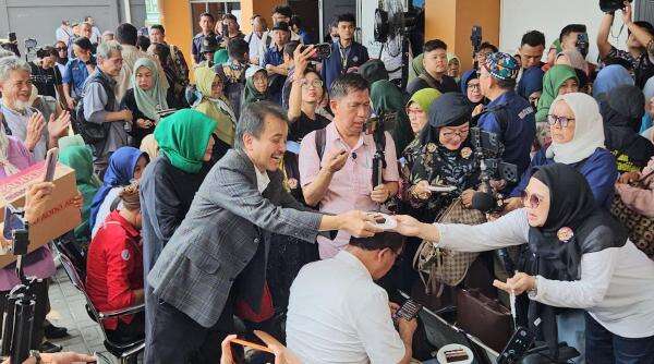 Momen Roy Suryo Dapat Kejutan Ulang Tahun dari Pendukung di PN Jaksel Momen Roy Suryo Dapat Kejutan Ulang Tahun dari Pendukung di PN Jaksel