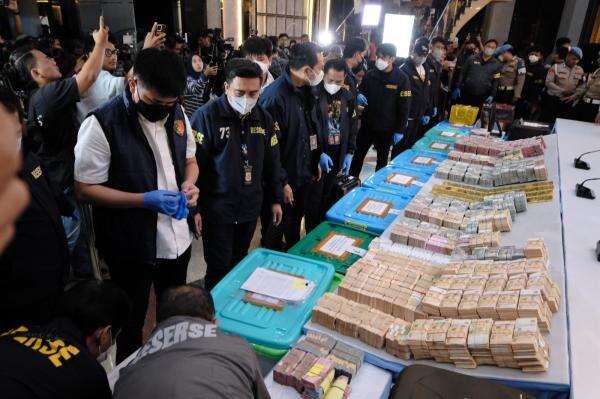 Terungkap, Polisi Amankan 15 Saksi saat Geledah 12 Lokasi Terungkap, Polisi Amankan 15 Saksi saat Geledah 12 Lokasi