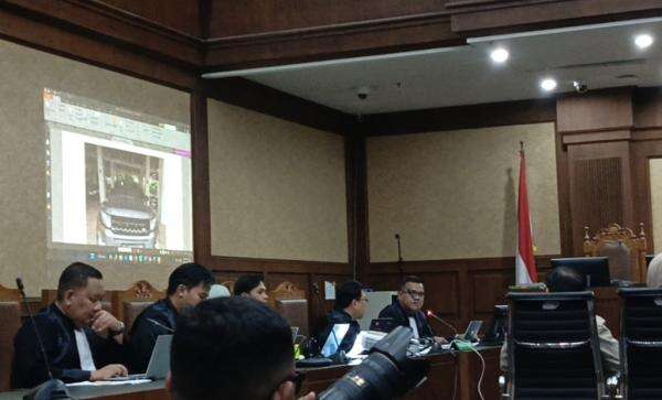 Jaksa Tampilkan Barang Bukti Sitaan Eks Honorer Kemenag di Kasus Kuota Haji, Ada Range Rover hingga 2 Rumah Jaksa Tampilkan Barang Bukti Sitaan Eks Honorer Kemenag di Kasus Kuota Haji, Ada Range Rover hingga 2 Rumah