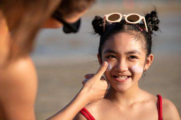 Jaga Kesehatan Kulit si Kecil, Moms Wajib Tahu Cara Pilih Sunscreen yang Tepat Jaga Kesehatan Kulit si Kecil, Moms Wajib Tahu Cara Pilih Sunscreen yang Tepat