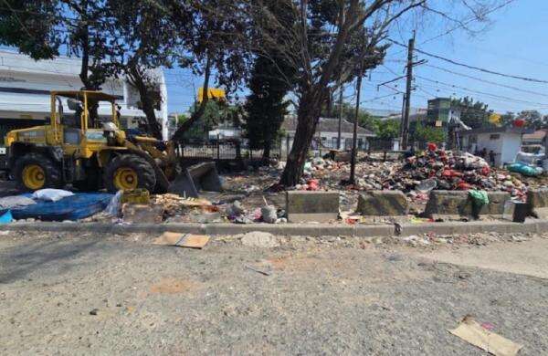 Tumpukan Sampah di Pinggir Rel Stasiun Pasar Minggu Tak Kunjung Habis, Ini Penyebabnya Tumpukan Sampah di Pinggir Rel Stasiun Pasar Minggu Tak Kunjung Habis, Ini Penyebabnya