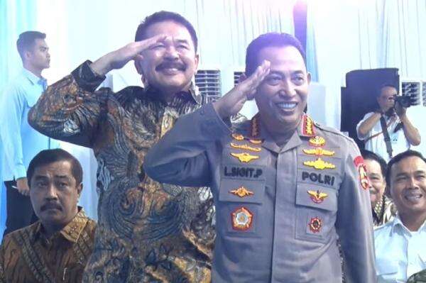 Prabowo Guyon Jaksa Agung dan Kapolri Selalu Berdekatan, Disambut Gelak Tawa Prabowo Guyon Jaksa Agung dan Kapolri Selalu Berdekatan, Disambut Gelak Tawa