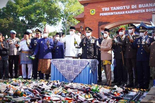 HUT ke-81 RI, Polres Bogor Musnahkan 1,5 Juta Butir Obat Keras dan Ribuan Botol Miras HUT ke-81 RI, Polres Bogor Musnahkan 1,5 Juta Butir Obat Keras dan Ribuan Botol Miras