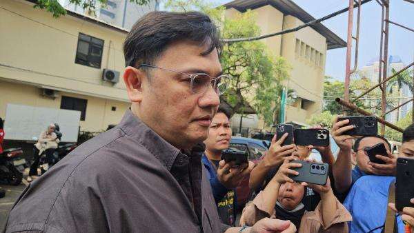 Farhat Abbas Datangi Polda Metro, Ingin Lihat Langsung Roy Suryo Kenakan Rompi Tahanan Farhat Abbas Datangi Polda Metro, Ingin Lihat Langsung Roy Suryo Kenakan Rompi Tahanan