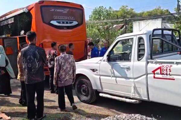 Kecelakaan Beruntun Mobil Pikap Koperasi Desa Merah Putih Tabrak Bus di Ponorogo Kecelakaan Beruntun Mobil Pikap Koperasi Desa Merah Putih Tabrak Bus di Ponorogo