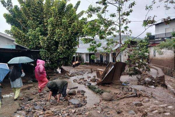 Banjir Bandang Terjang Solok, 1 Orang Meninggal dan 32 Jiwa Mengungsi Banjir Bandang Terjang Solok, 1 Orang Meninggal dan 32 Jiwa Mengungsi