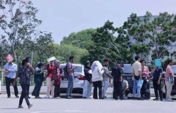 Viral, Ribuan Warga Malaysia Antre 2 Km di Bawah Terik Matahari untuk Melamar Kerja Viral, Ribuan Warga Malaysia Antre 2 Km di Bawah Terik Matahari untuk Melamar Kerja