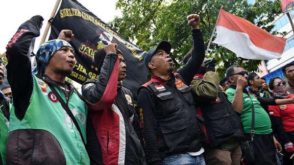 Demo di Cirebon, Driver Ojol Blokade Gerbang Balai Kota Demo di Cirebon, Driver Ojol Blokade Gerbang Balai Kota