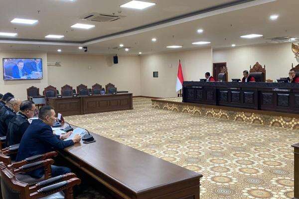 Rismon Sianipar Cs Gugat Praperadilan Berulang ke MK, Hakim Konstitusi: Coba Renungkan Kembali Rismon Sianipar Cs Gugat Praperadilan Berulang ke MK, Hakim Konstitusi: Coba Renungkan Kembali
