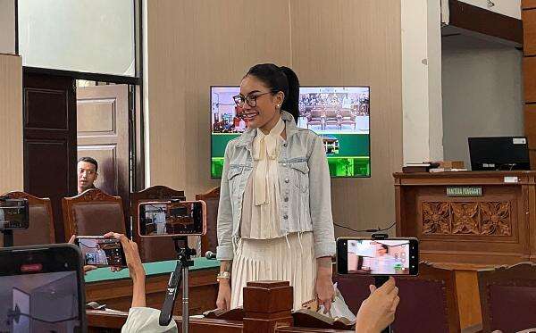 Alasan Nikita Mirzani Kerap Kenakan Rok Panjang saat Sidang Alasan Nikita Mirzani Kerap Kenakan Rok Panjang saat Sidang