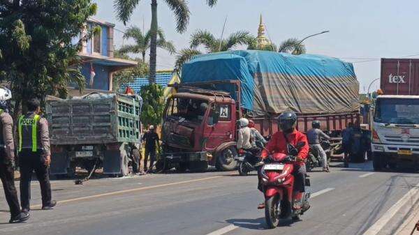 Truk Fuso Oleng Picu Kecelakaan Beruntun di Pantura Tuban, Pikap Ringsek hingga Sopir Terjepit Truk Fuso Oleng Picu Kecelakaan Beruntun di Pantura Tuban, Pikap Ringsek hingga Sopir Terjepit